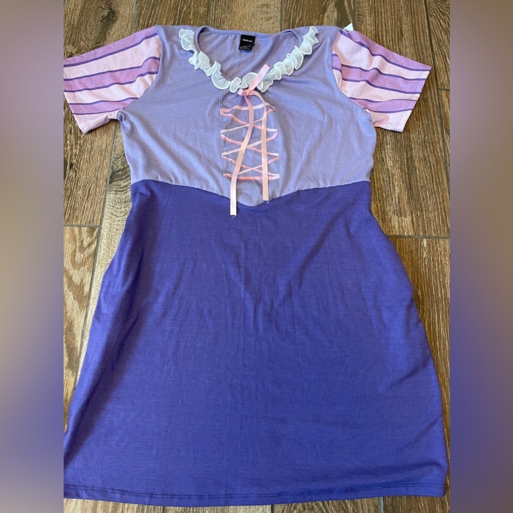 New Disney Tangled lightweight short sleeve dress. Semi fitted sz L